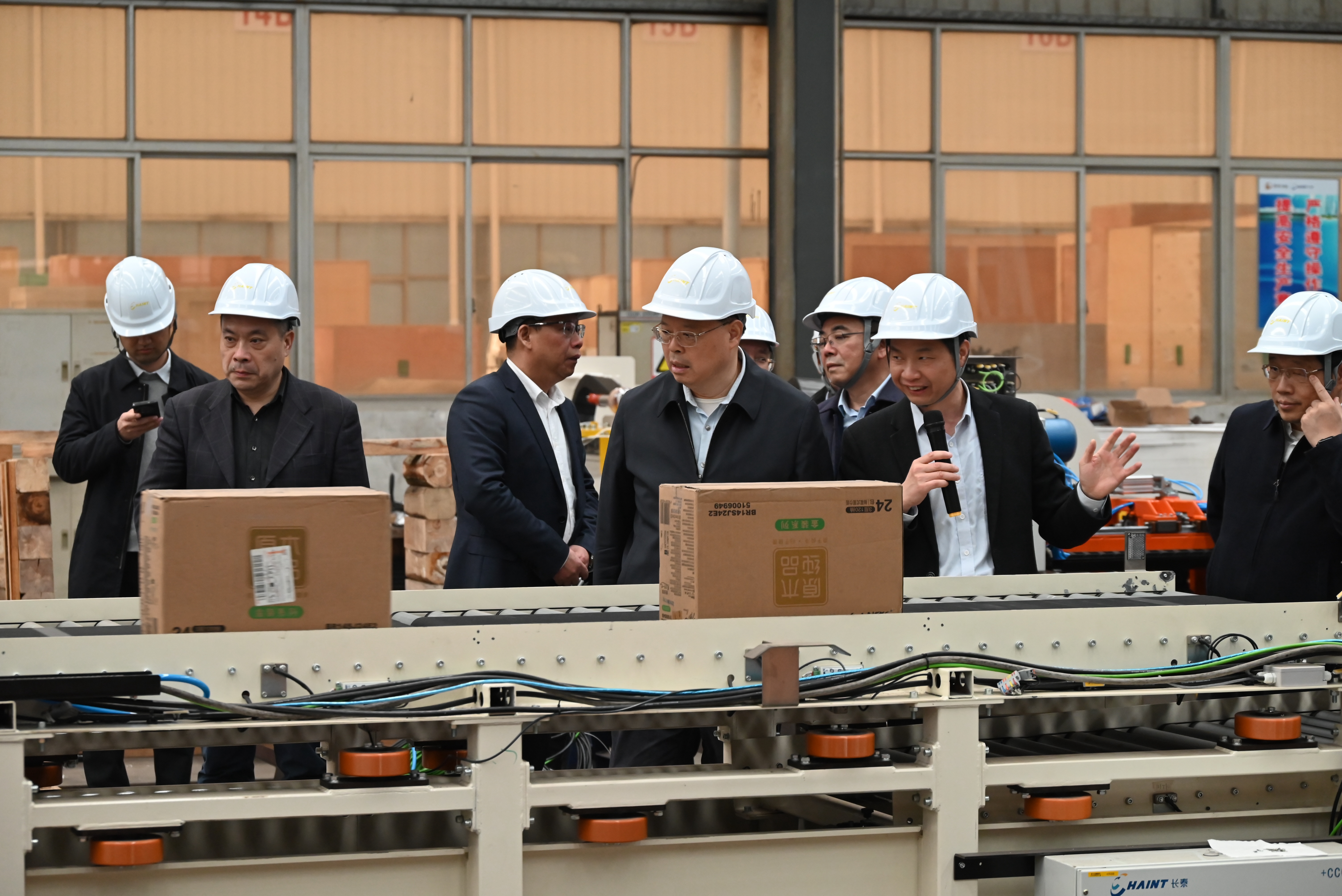 湖南省人大常委會(huì)黨組副書(shū)記、副主任張劍飛一行蒞臨中輕長(zhǎng)泰調(diào)研指導(dǎo)